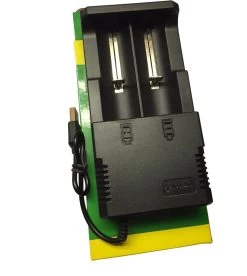 Lampe De Poche Militaire Elite Survie | Rechargeable | Fonction Zoom / Résistant à L'eau | Incl Batteries & Chargeur + Torche - Zwart 8 Lampe De Poche Militaire Elite Survie | Rechargeable | Fonction Zoom / Résistant à L'eau | Incl Batteries & Chargeur + Torche - Zwart -Magasin D'Équipement De Plein Air 1072x1200