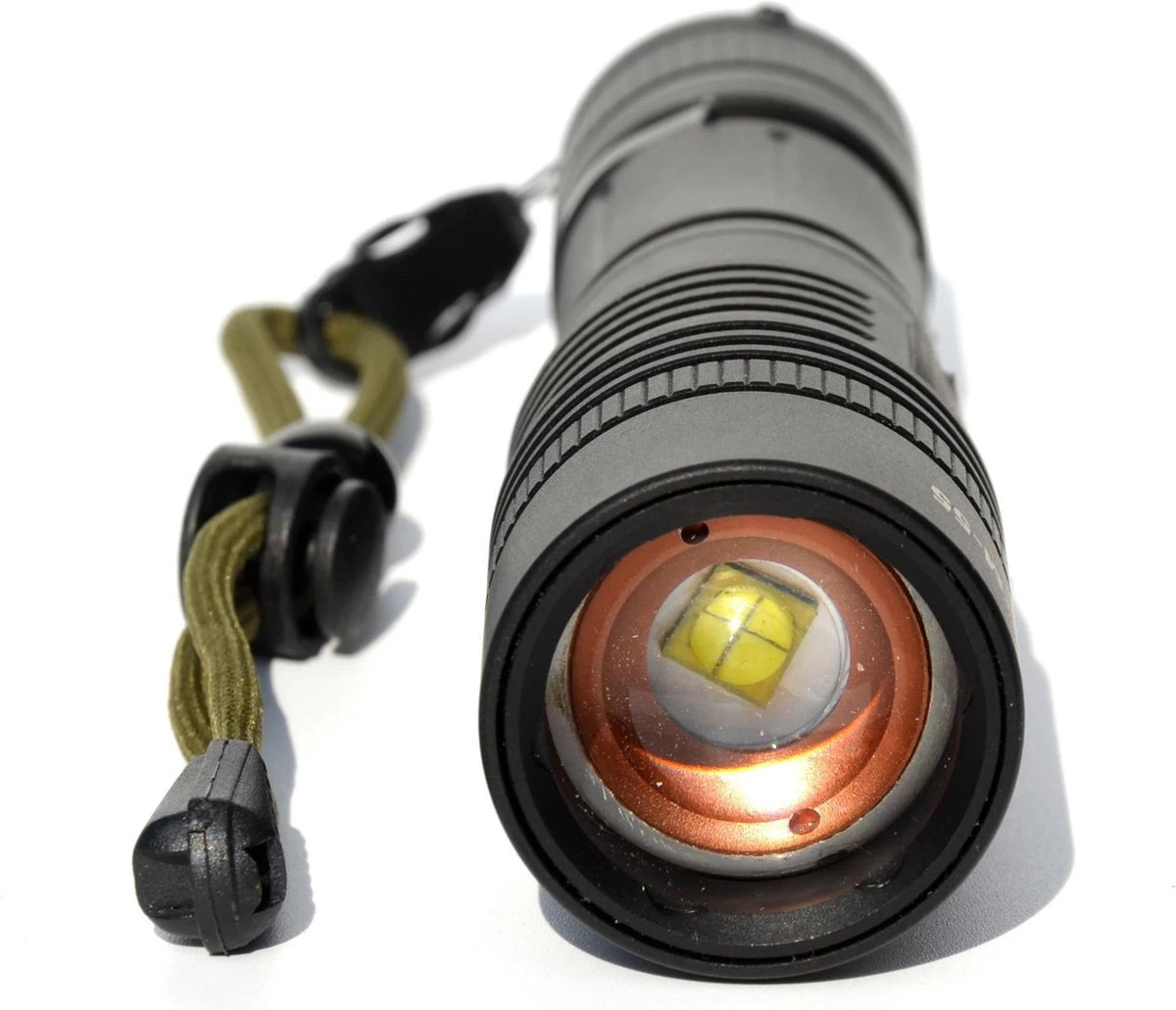 Lampe De Poche LED 5000 MAh Lampe De Poche Militaire Rechargeable USB | Très Lumineux 1200 Lumens Réels | Lampe De Poche Tactique King Mungo KM-55 17 Lampe De Poche LED 5000 MAh Lampe De Poche Militaire Rechargeable USB | Très Lumineux 1200 Lumens Réels | Lampe De Poche Tactique King Mungo KM-55 – Image 15