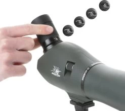 MacGyver Spotting Scope 20-60x60 ZOOM Bin 4 - Avec Boîte étanche Et Trépied + Trépied De Fenêtre - Aussi Pour Les Porteurs De Lunettes - Vert -Magasin D'Équipement De Plein Air 1200x1066