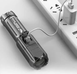 WiseGoods Premium Ultrawide Lampe De Poche - Lampe De Poche Plein Air - Lampes De Poche Camping - Rechargeable Par USB - Lampe Étanche - Lampes De Survie 17 WiseGoods Premium Ultrawide Lampe De Poche - Lampe De Poche Plein Air - Lampes De Poche Camping - Rechargeable Par USB - Lampe Étanche - Lampes De Survie -Magasin D'Équipement De Plein Air 1200x1163 18