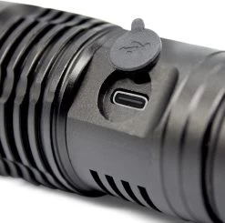 Lampe De Poche LED Militaire K-NATICS - Rechargeable Par USB - 3000 Lumen - Batterie 5000mAh - Fonction Zoom - Poussière Et étanche IP-65 - Kit De Voyage De Luxe Inclus -Magasin D'Équipement De Plein Air 1200x1189 9