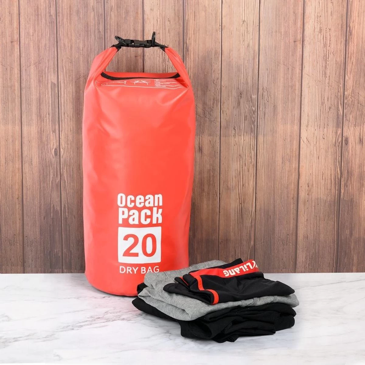 Decopatent® Waterproof Bag - Dry Bag - 20L - Ocean Pack - Dry Sack - Survie Plein Air Backpack - Sacs Secs - Sac De Bateau - Sac De Voile - Rouge 9 Decopatent® Waterproof Bag - Dry Bag - 20L - Ocean Pack - Dry Sack - Survie Plein Air Backpack - Sacs Secs - Sac De Bateau - Sac De Voile - Rouge – Image 7