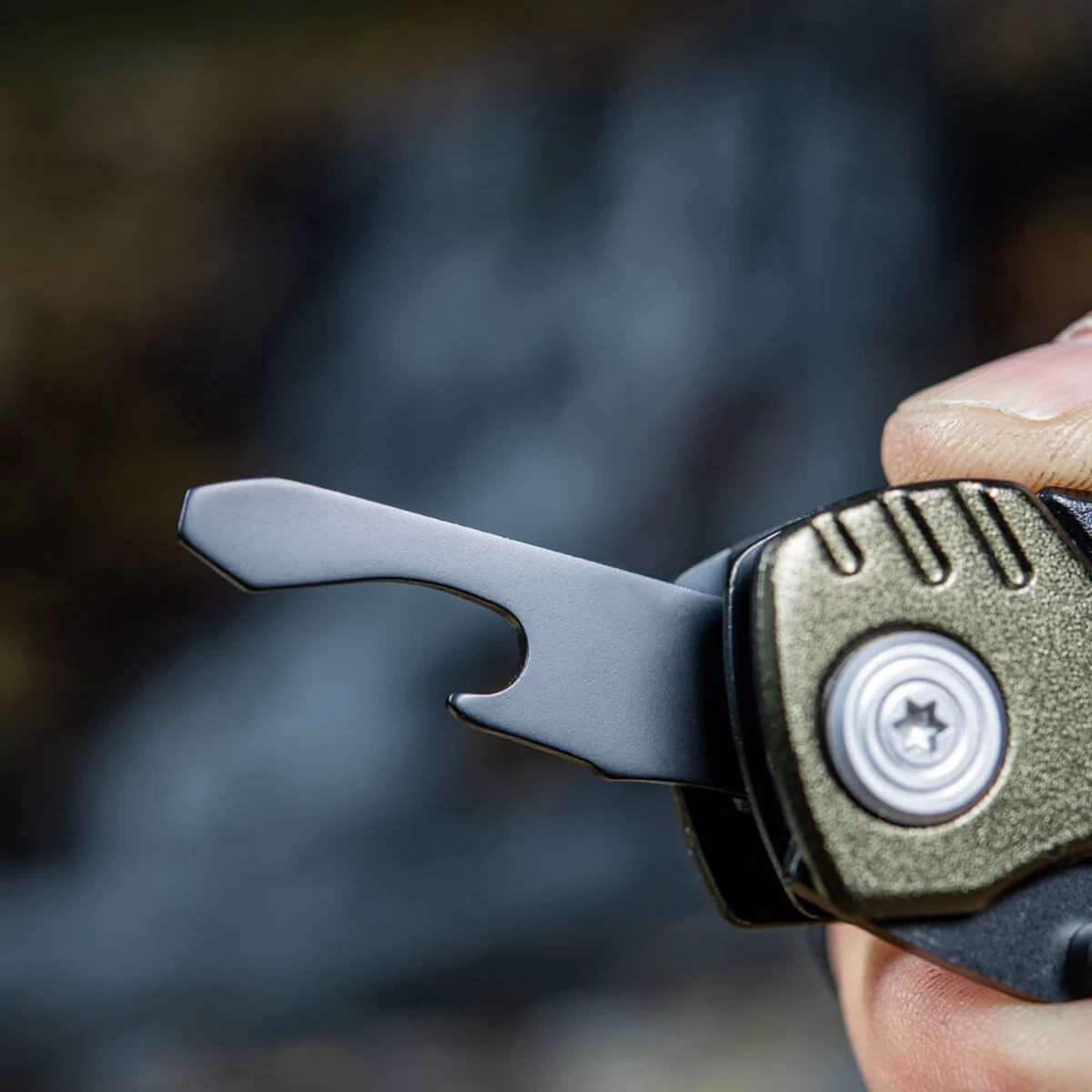 RAMBUX® M-Tac - Multitool - Vert Armée - Tactique - Couteau De Poche & Cutter & Ouvre-bouteille - Tournevis & Dénudeur & Scie à Main - Matériau Robuste - Acier Inoxydable 420 - Ergonomique 16 RAMBUX® M-Tac - Multitool - Vert Armée - Tactique - Couteau De Poche & Cutter & Ouvre-bouteille - Tournevis & Dénudeur & Scie à Main - Matériau Robuste - Acier Inoxydable 420 - Ergonomique – Image 14