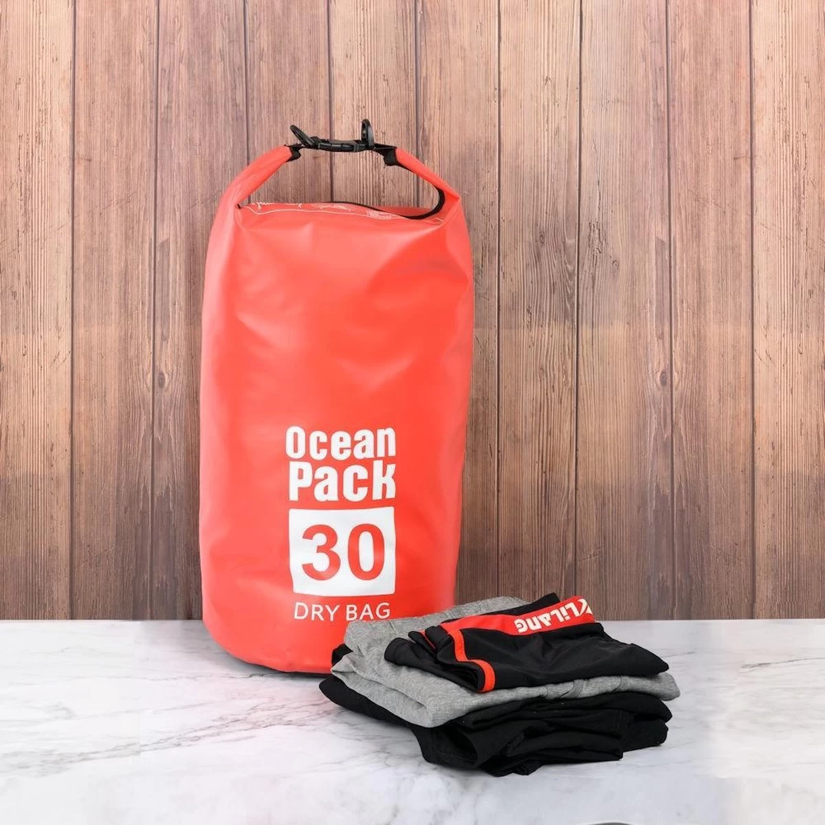 Decopatent® Waterproof Bag - Dry Bag - 30L - Ocean Pack - Dry Sack - Survie Plein Air Backpack - Sacs Secs - Sac De Bateau - Sac De Voile - Rouge 10 Decopatent® Waterproof Bag - Dry Bag - 30L - Ocean Pack - Dry Sack - Survie Plein Air Backpack - Sacs Secs - Sac De Bateau - Sac De Voile - Rouge – Image 8
