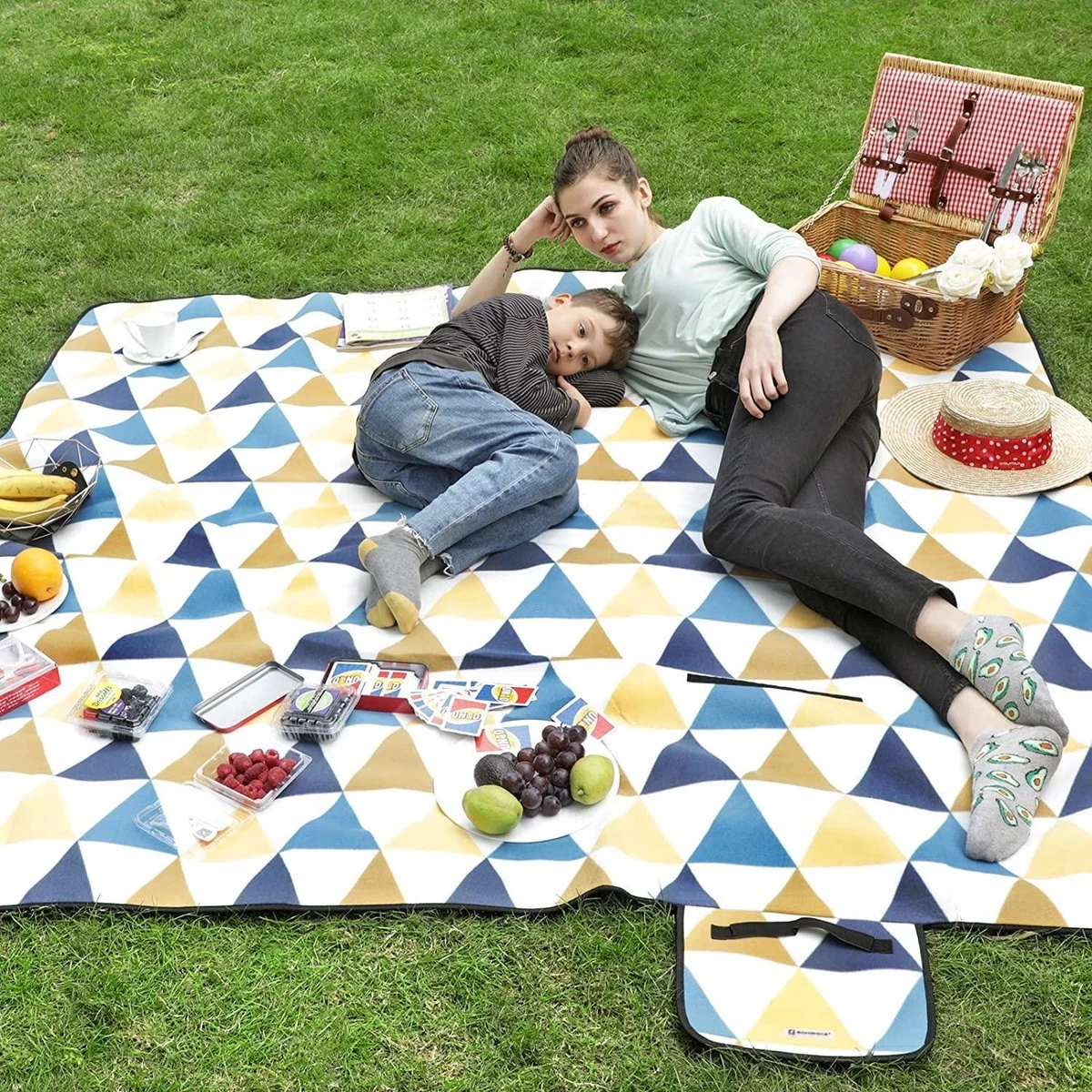 SONGMICS Couverture De Pique-nique, 300 X 200 Cm, Couverture De Plage, Pour Outdoor, Camping, Parc, Jardin, Fond Imperméable, Pliable, Triangles Jaunes Et Bleus GCM073Q01 4 SONGMICS Couverture De Pique-nique, 300 X 200 Cm, Couverture De Plage, Pour Outdoor, Camping, Parc, Jardin, Fond Imperméable, Pliable, Triangles Jaunes Et Bleus GCM073Q01 – Image 2