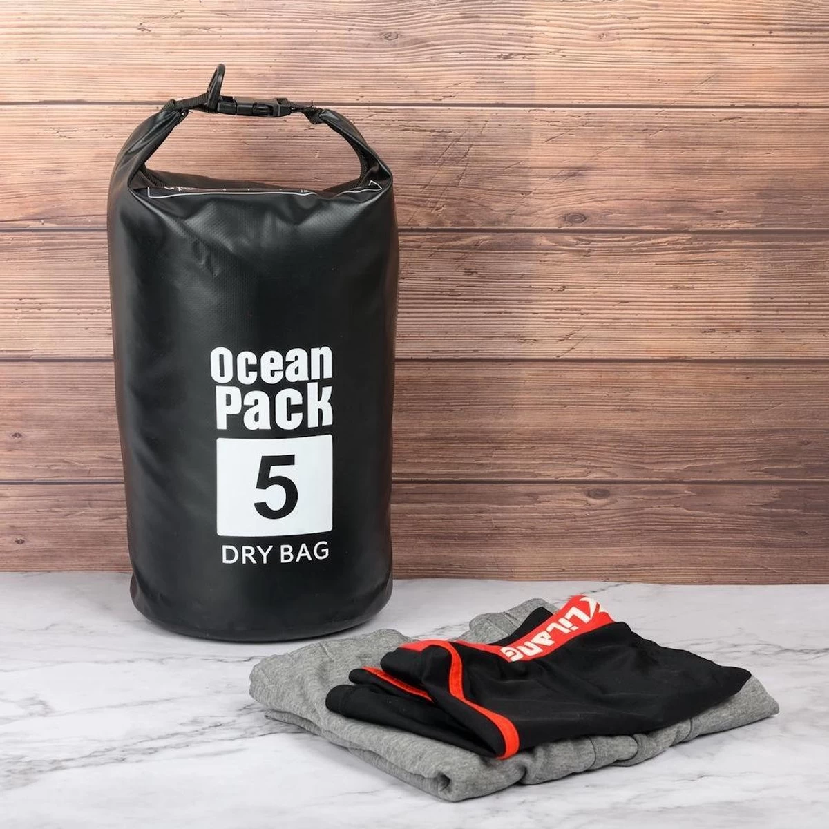 Decopatent® Waterproof Bag - Dry Bag - 5L - Ocean Pack - Dry Sack - Survie Plein Air Backpack - Sacs Secs - Sac De Bateau - Sac De Voile - Zwart 10 Decopatent® Waterproof Bag - Dry Bag - 5L - Ocean Pack - Dry Sack - Survie Plein Air Backpack - Sacs Secs - Sac De Bateau - Sac De Voile - Zwart – Image 8