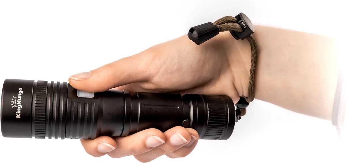 Lampe De Poche LED 5000 MAh Lampe De Poche Militaire Rechargeable USB | Très Lumineux 1200 Lumens Réels | Lampe De Poche Tactique King Mungo KM-55 5 Lampe De Poche LED 5000 MAh Lampe De Poche Militaire Rechargeable USB | Très Lumineux 1200 Lumens Réels | Lampe De Poche Tactique King Mungo KM-55 – Image 3