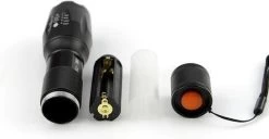 Lampe De Poche Militaire - LED De 3800 Lumens Et Fonction Zoom - La Lampe De Poche La Plus Brillante Du Monde - Piles Incluses -Magasin D'Équipement De Plein Air 1200x623 1