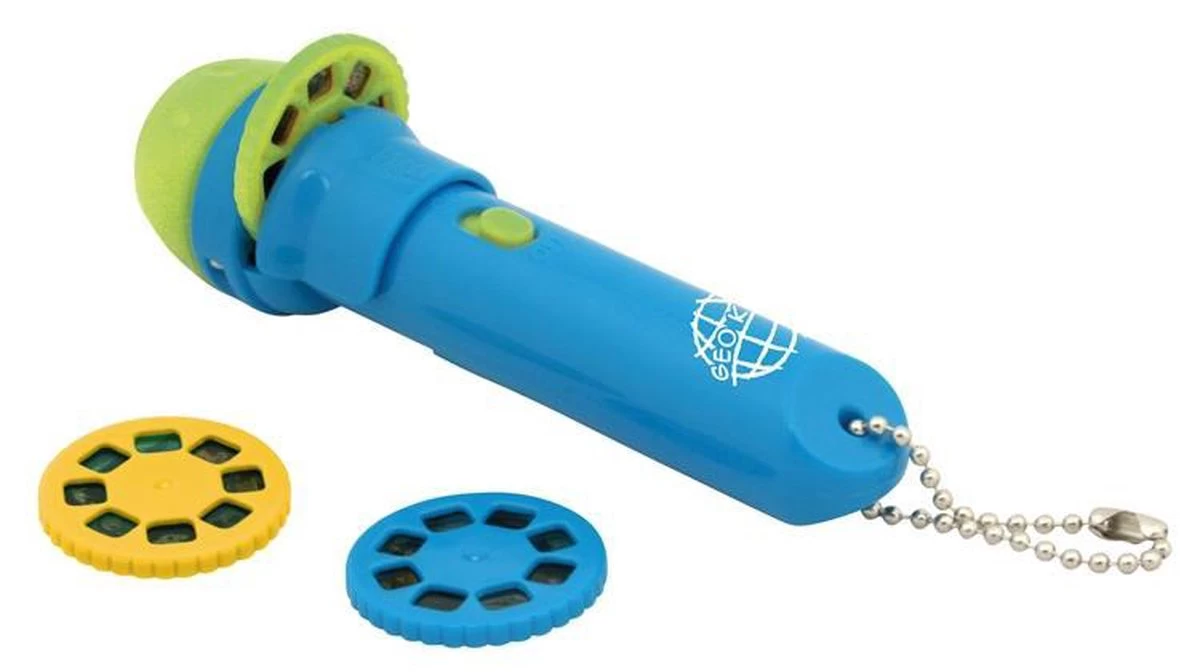 GEOKIDS: PROJECTION FLASHLIGHT / WILD ANIMALS Diam.3xL12cm, Avec 3 Disques Interchangeables, 8 Photos Par Disque, 3 Piles AG13 Incluses, Sous Blister, 3+ 4 GEOKIDS: PROJECTION FLASHLIGHT / WILD ANIMALS Diam.3xL12cm, Avec 3 Disques Interchangeables, 8 Photos Par Disque, 3 Piles AG13 Incluses, Sous Blister, 3+ – Image 2