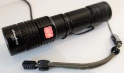 Lampe De Poche LED 5000 MAh Lampe De Poche Militaire Rechargeable USB | Très Lumineux 1200 Lumens Réels | Lampe De Poche Tactique King Mungo KM-55 28 Lampe De Poche LED 5000 MAh Lampe De Poche Militaire Rechargeable USB | Très Lumineux 1200 Lumens Réels | Lampe De Poche Tactique King Mungo KM-55 -Magasin D'Équipement De Plein Air 1200x716 1