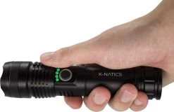 Lampe De Poche LED Militaire K-NATICS - Rechargeable Par USB - 3000 Lumen - Batterie 5000mAh - Fonction Zoom - Poussière Et étanche IP-65 - Kit De Voyage De Luxe Inclus -Magasin D'Équipement De Plein Air 1200x778