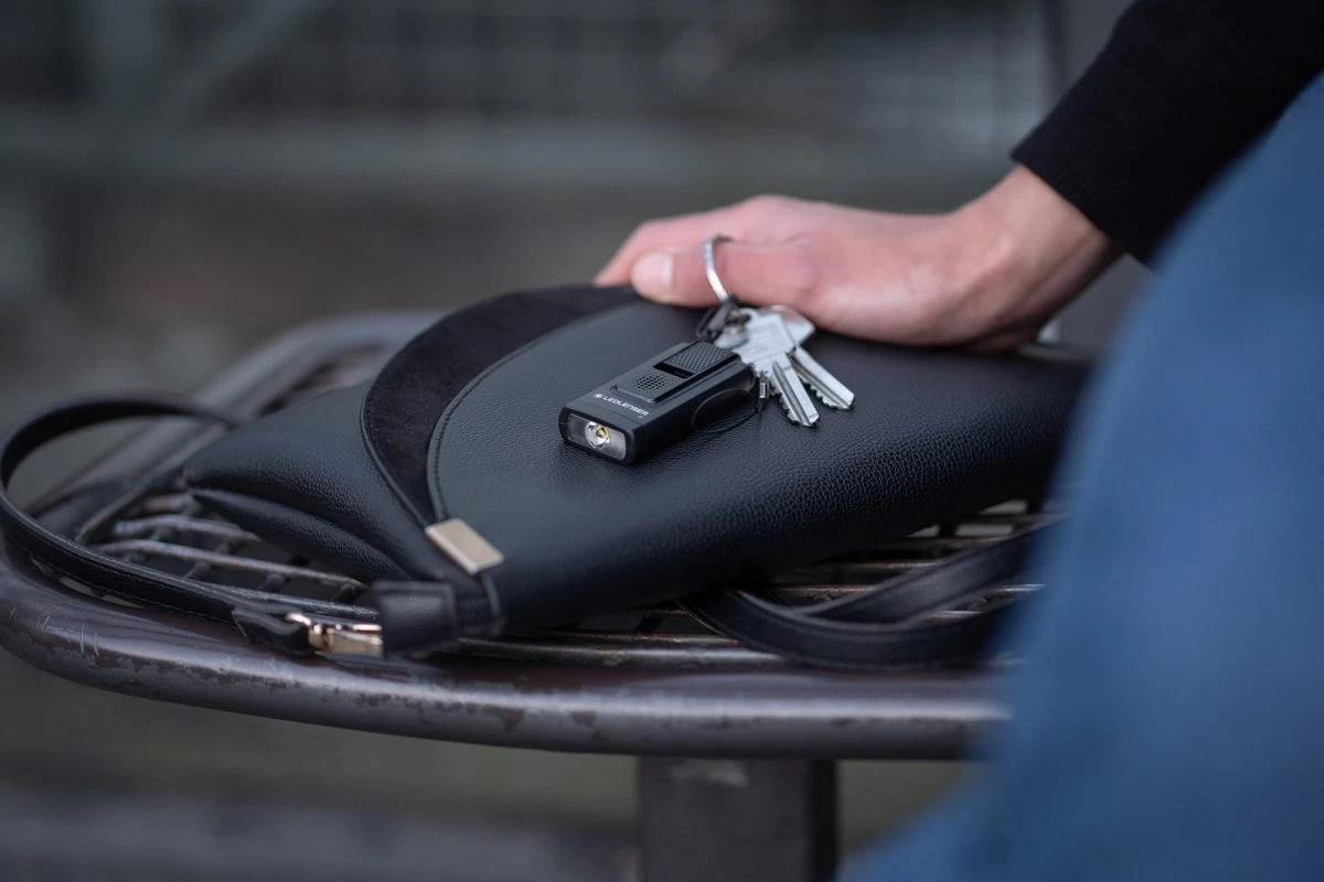 Ledlenser LED Lenser K6R Safety NOIR | Porte-clés Lumière | Alarme Personnelle | Gadget | Alarme | Cadeau Pour Elle | Cadeau Pour Lui | Lampe De Poche Led Rechargeable | Porte-clés Enfants | Trousseau De Voiture | Porte-clés Militaire 12 Ledlenser LED Lenser K6R Safety NOIR | Porte-clés Lumière | Alarme Personnelle | Gadget | Alarme | Cadeau Pour Elle | Cadeau Pour Lui | Lampe De Poche Led Rechargeable | Porte-clés Enfants | Trousseau De Voiture | Porte-clés Militaire – Image 10