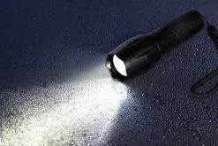 TECHNOSMART Lot De 2 Lampes De Poche LED, Lampe Torche Militaire Avec 5 Modes D'Eclairage, Lampes Torche à LED Avec Zoom Lumineux, Lampe De Poche à Piles -Magasin D'Équipement De Plein Air 1200x800 11