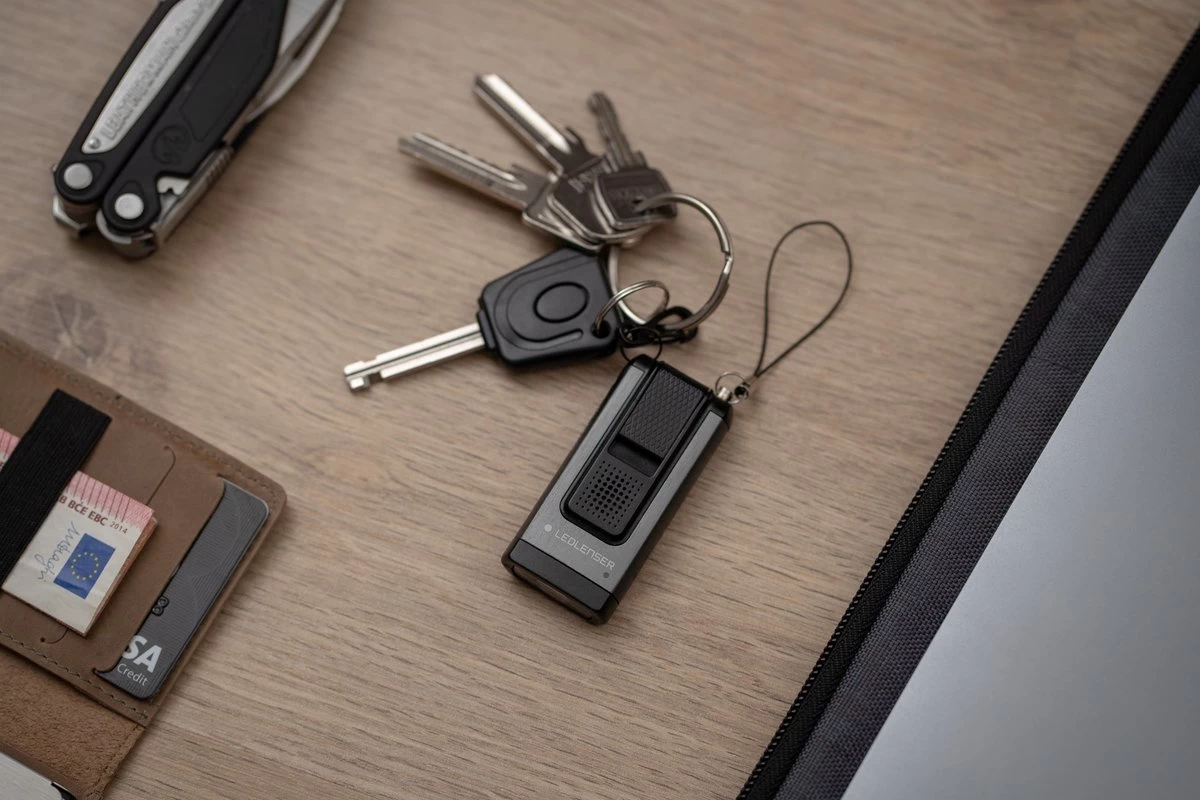 Ledlenser LED Lenser K6R Safety NOIR | Porte-clés Lumière | Alarme Personnelle | Gadget | Alarme | Cadeau Pour Elle | Cadeau Pour Lui | Lampe De Poche Led Rechargeable | Porte-clés Enfants | Trousseau De Voiture | Porte-clés Militaire 9 Ledlenser LED Lenser K6R Safety NOIR | Porte-clés Lumière | Alarme Personnelle | Gadget | Alarme | Cadeau Pour Elle | Cadeau Pour Lui | Lampe De Poche Led Rechargeable | Porte-clés Enfants | Trousseau De Voiture | Porte-clés Militaire – Image 7