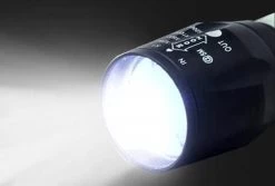 2 Pièces - Lampe De Poche Rechargeable - Câble Et Batterie Inclus - Avec Fonction Zoom - 1500 Lumen - 166 MM De Long - 1200 MAh - Fonction Zoom X2000 -Magasin D'Équipement De Plein Air 1200x813 2