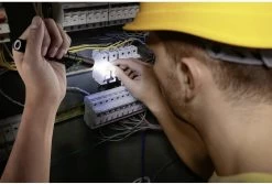 TOOLCRAFT Lampe De Poche 2 En 1 à Piles LED SMD Avec Fonction Stroboscope, Avec Port USB, Ajustable, Avec Clip Ceinture 250 -Magasin D'Équipement De Plein Air 1200x813