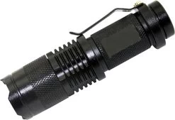 Lampe De Poche Tactique I Lampe De Poche Min I Lampe De Poche Led I Diode CREE-XPE Q5 Ultra Puissante I Fonction ZOOM I Jusqu'à 300 M I 700 LM I Étanche