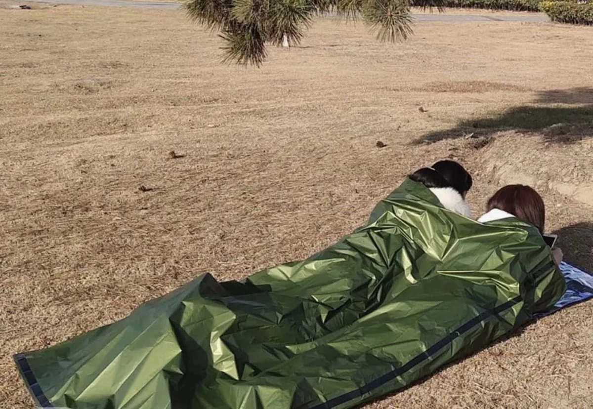 Sac De Couchage De Survie D'Urgence - Camping - Marche - Couverture D'Urgence à Isolation Thermique Imperméable - Avec Sifflet D'Urgence 7 Sac De Couchage De Survie D'Urgence - Camping - Marche - Couverture D'Urgence à Isolation Thermique Imperméable - Avec Sifflet D'Urgence – Image 5