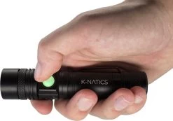 Lampe De Poche LED Militaire K-NATICS - Rechargeable Par USB - 1000 Lumen - Batterie 2200mAh - Fonction Zoom - Poussière Et étanche IP-65 - Kit De Voyage De Luxe Inclus -Magasin D'Équipement De Plein Air 1200x840