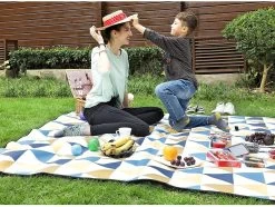 SONGMICS Couverture De Pique-nique, 300 X 200 Cm, Couverture De Plage, Pour Outdoor, Camping, Parc, Jardin, Fond Imperméable, Pliable, Triangles Jaunes Et Bleus GCM073Q01 12 SONGMICS Couverture De Pique-nique, 300 X 200 Cm, Couverture De Plage, Pour Outdoor, Camping, Parc, Jardin, Fond Imperméable, Pliable, Triangles Jaunes Et Bleus GCM073Q01 -Magasin D'Équipement De Plein Air 1200x905 5