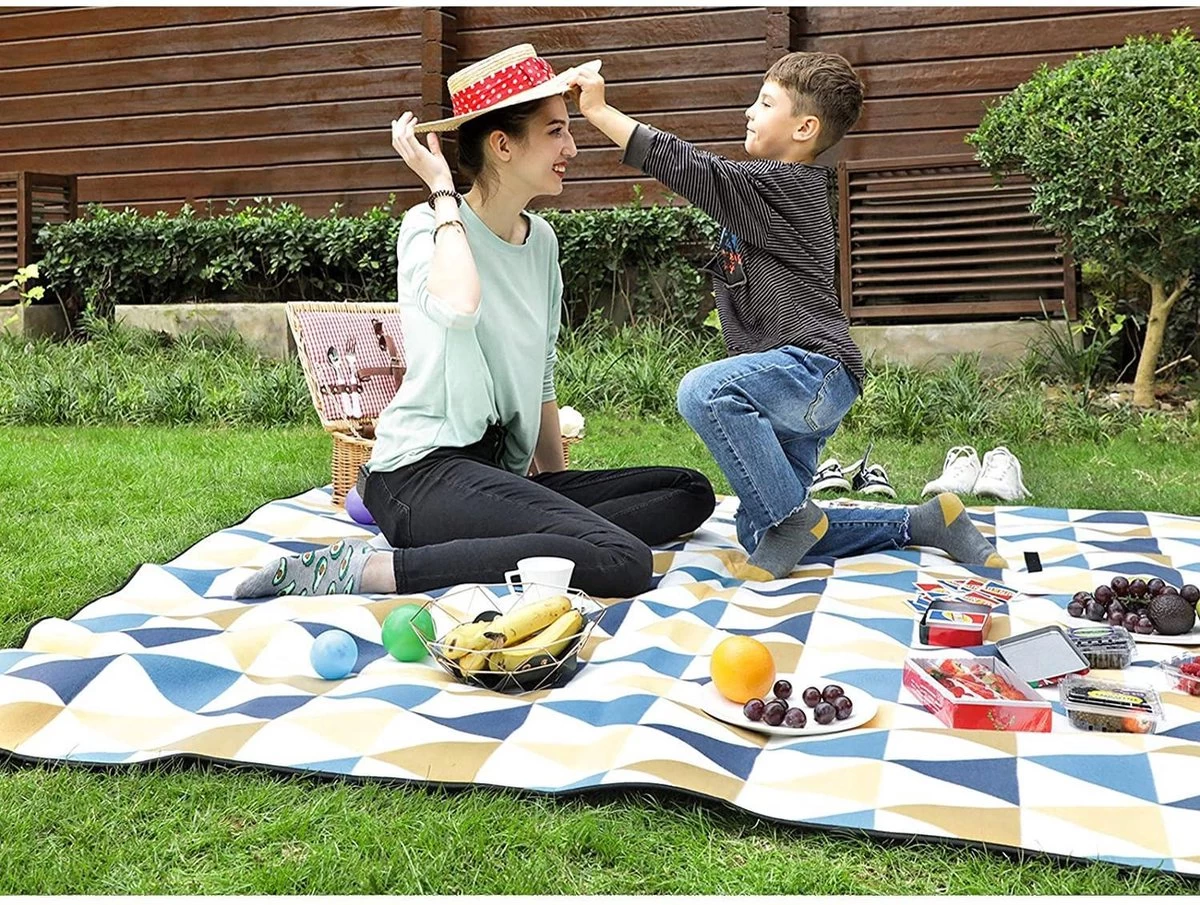 SONGMICS Couverture De Pique-nique, 300 X 200 Cm, Couverture De Plage, Pour Outdoor, Camping, Parc, Jardin, Fond Imperméable, Pliable, Triangles Jaunes Et Bleus GCM073Q01 6 SONGMICS Couverture De Pique-nique, 300 X 200 Cm, Couverture De Plage, Pour Outdoor, Camping, Parc, Jardin, Fond Imperméable, Pliable, Triangles Jaunes Et Bleus GCM073Q01 – Image 4