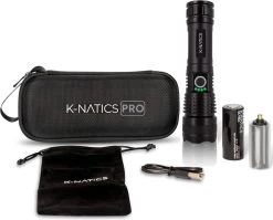Lampe De Poche LED Militaire K-NATICS - Rechargeable Par USB - 3000 Lumen - Batterie 5000mAh - Fonction Zoom - Poussière Et étanche IP-65 - Kit De Voyage De Luxe Inclus -Magasin D'Équipement De Plein Air 1200x966