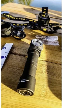 ArmyTek Wizard C2 Pro Magnet Warm Lampe Portative à Piles LED Avec Support Magnétique 2500 Lm 4800 H 65 G -Magasin D'Équipement De Plein Air 688x1200 1