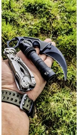 ArmyTek Wizard C2 Pro Magnet Warm Lampe Portative à Piles LED Avec Support Magnétique 2500 Lm 4800 H 65 G -Magasin D'Équipement De Plein Air 691x1200