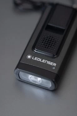 Ledlenser LED Lenser K6R Safety NOIR | Porte-clés Lumière | Alarme Personnelle | Gadget | Alarme | Cadeau Pour Elle | Cadeau Pour Lui | Lampe De Poche Led Rechargeable | Porte-clés Enfants | Trousseau De Voiture | Porte-clés Militaire 16 Ledlenser LED Lenser K6R Safety NOIR | Porte-clés Lumière | Alarme Personnelle | Gadget | Alarme | Cadeau Pour Elle | Cadeau Pour Lui | Lampe De Poche Led Rechargeable | Porte-clés Enfants | Trousseau De Voiture | Porte-clés Militaire -Magasin D'Équipement De Plein Air 800x1200 1