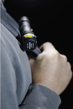 ArmyTek Wizard C2 Pro Magnet Warm Lampe Portative à Piles LED Avec Support Magnétique 2500 Lm 4800 H 65 G -Magasin D'Équipement De Plein Air 801x1200