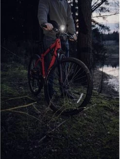 ArmyTek Wizard C2 Pro Nichia Magnet Warm Lampe Portative à Piles LED Avec Support Magnétique 1600 Lm 4680 H 65 G -Magasin D'Équipement De Plein Air 906x1200 2