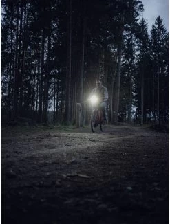 ArmyTek Wizard C2 Pro Nichia Magnet Warm Lampe Portative à Piles LED Avec Support Magnétique 1600 Lm 4680 H 65 G -Magasin D'Équipement De Plein Air 909x1200 4