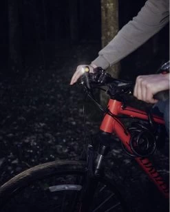 ArmyTek Wizard C2 Pro Nichia Magnet Warm Lampe Portative à Piles LED Avec Support Magnétique 1600 Lm 4680 H 65 G -Magasin D'Équipement De Plein Air 963x1200 1